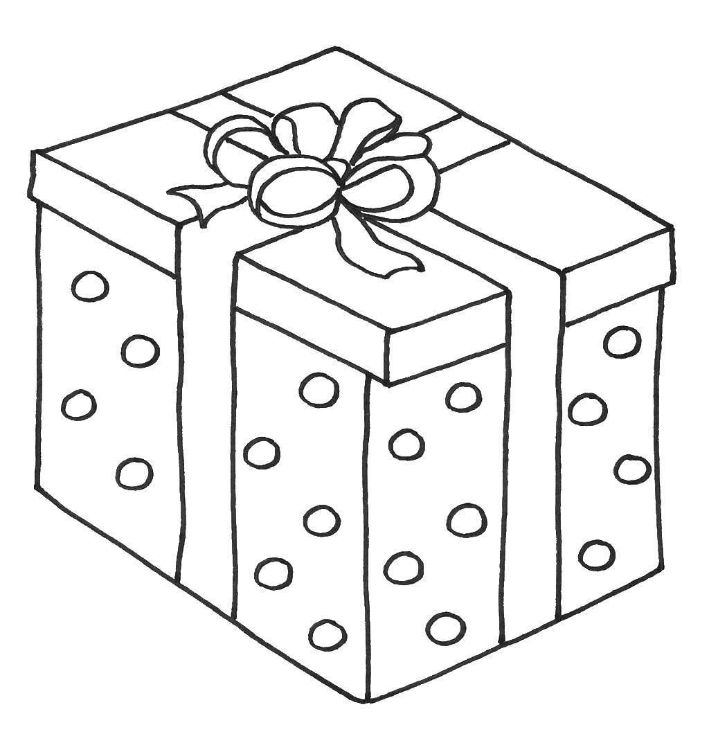 Ребенок раскрашивает изображение из игры в коробке (подарок, коробка)