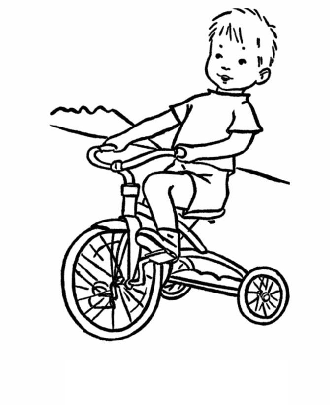 Ребенок на трехколесном велосипеде раскрашивает раскраску (распечатки)